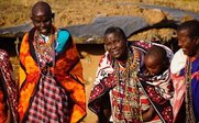 Eine Gruppe von Menschen in traditioneller Kleidung, die fröhlich miteinander interagieren und eine lebendige Atmosphäre schaffen.
