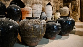 Traditionelle Töpfe im Bait al Safah Museum in Al Hamra, Oman – Oman Reise mit Kindern