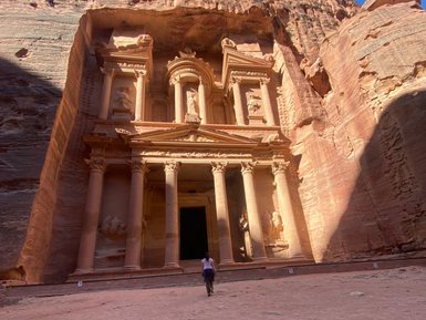 Jenny vorm Schatzhaus Petra - Jordanien Urlaub mit Kindern