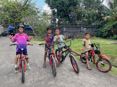 Kinder lernen gemeinsam mit Einheimischen das Fahrradfahren – Indonesien Familienreise