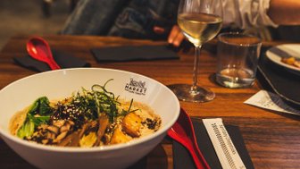 Familie genießt ein Abendessen in Kapstadt während des Winters – Südafrika Familienreise