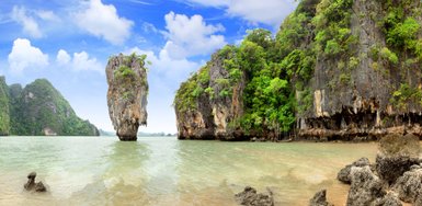 Atemberaubende Kalksteinfelsen und smaragdgrünes Wasser rund um James Bond Island in Phang Nga - Thailand mit Kindern
