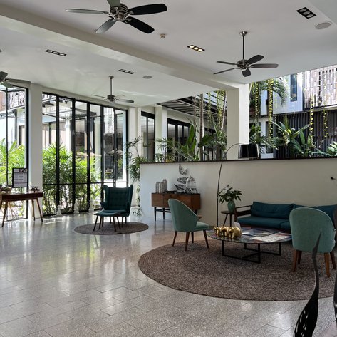 Moderne Lobby des The Aviary Hotels – Kambodscha Familienreise