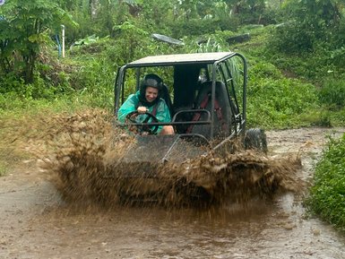 Reisende fahren mit dem Quad-Buggy über schlammige Wege auf Bali – Bali Reise mit Kindern