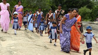 Frauen mit ihren Kindern in traditioneller Kleidung in Sri Lanka – Sri Lanka Familienreise