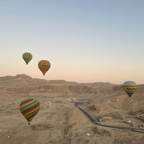 Heißluftballon schwebt über die Tempel und Felder von Luxor im Morgenlicht – Ägypten Reise mit Kindern