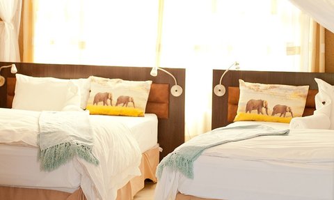 Toshari Lodge Zimmer mit Betten - Namibia Reise mit Kindern