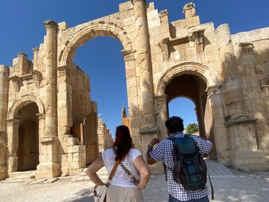 Guide erklärt Eingangstor Jerash - Jordanien Familienreise