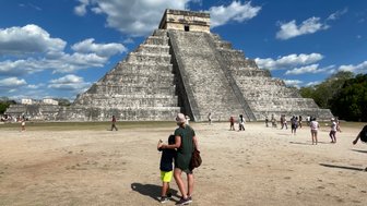 Mutter und Kind stehen gemeinsam vor der Stufenpyramide von Chichén Itzá – Mexiko Reise mit Kindern