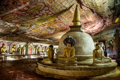 Innenansicht des Dambulla Rock Cave Temple mit Buddha-Statuen – Sri Lanka mit Kindern