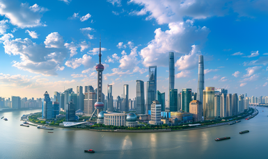 Die beeindruckende Skyline von Shanghai mit dem markanten Oriental Pearl Tower und modernen Wolkenkratzern am Wasser.