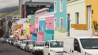 Farbenfrohe Häuser und Straße im Bo-Kaap – Südafrika mit Kindern