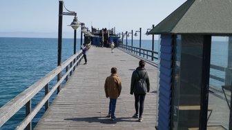 Zwei Personen laufen auf einem Bootssteg - Namibia mit Jugendlichen
