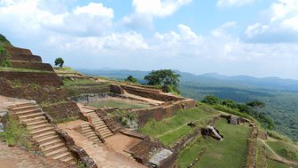 Gärten und alte Ruinen erstrecken sich am Fuße des Sigiriya-Felsens – Sri Lanka Familienreise