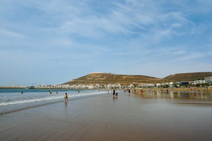 Weitläufiger Sandstrand von Agadir mit Blick auf den Atlantik – Familienurlaub in Marokko