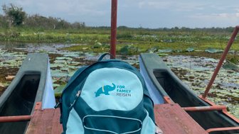 Rucksack von For Family Reisen auf einem Katamaran – Sri Lanka Familienreise