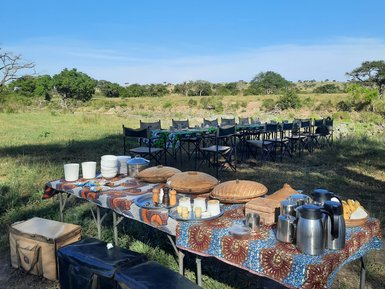 Traditionelles Buschfrühstück in den malerischen Grumeti Hills – Tansania mit Kindern