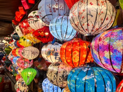 Farbige Laternen schmücken die Straßen der Altstadt – Vietnam Familienreise