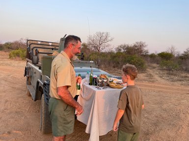 Sundowner im Safari-Jeep bei Sonnenuntergang in Makutsi – Südafrika Familienreise
