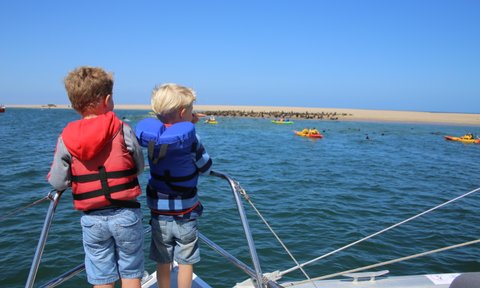 Zwei Kinder stehen auf einem Segelboot - Namibia mit Jugendlichen