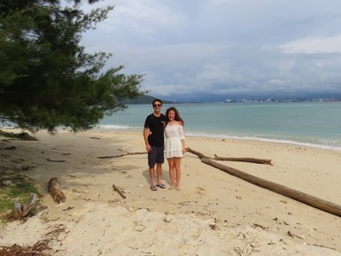 Geschwister posieren für ein Foto am Strand – Malaysia & Borneo Familienreise