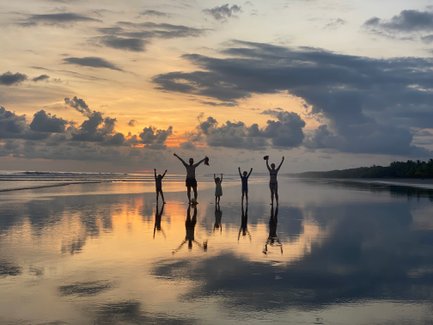 Bunter Sonnenuntergang über dem Pazifikstrand von Uvita – Costa Rica Familienreise
