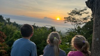 Kinder beobachten den spektakulären Sonnenaufgang auf Setumbu Hill – Bali Familienreise