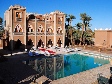Klarer Außenpool im Sbai Palace Mhamid – Marokko Familienurlaub