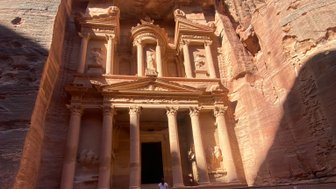 Jenny vorm Schatzhaus Petra - Jordanien Urlaub mit Kindern