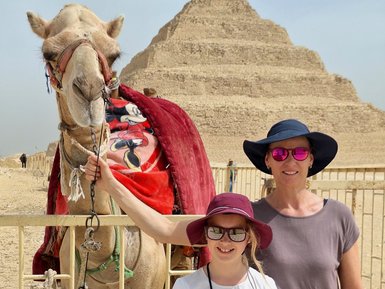 Mutter und Tochter stehen vor einem Kamel in Kairo – Ägypten Reise mit Kindern
