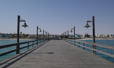 Bootssteg in Richtung Land - Namibia mit Jugendlichen