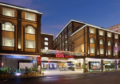 Eingangsbereich des ibis Hotel Melaka mit moderner Fassade – Malaysia & Borneo mit Kindern