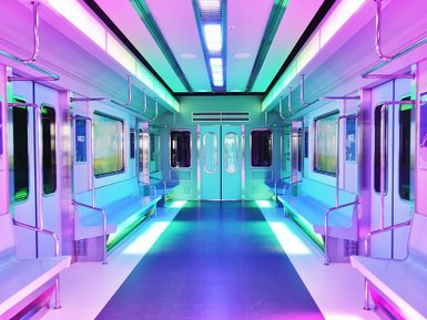 Ein futuristischer U-Bahn-Wagen mit bunten Neonlichtern und leeren Sitzbänken, der eine moderne Atmosphäre ausstrahlt.