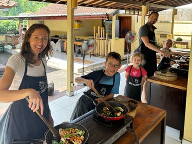 Familie bereitet traditionelle balinesische Gerichte zu – Bali Reise mit Kindern