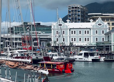 Blick auf die V&A Waterfront in Kapstadt mit Booten – Garden Route Reise mit Kindern