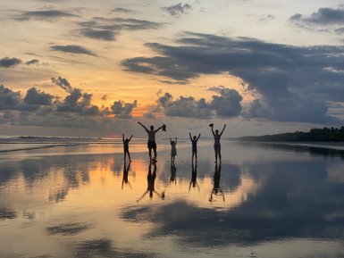 Bunter Sonnenuntergang über dem Pazifikstrand von Uvita – Costa Rica Familienreise