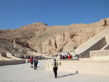 Touristen erkunden das Tal der Könige in Luxor – Ägypten Reise mit Kindern