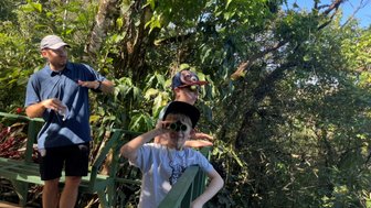 Kinder entdecken den Regenwald gemeinsam mit Guide – Costa Rica Familienreise