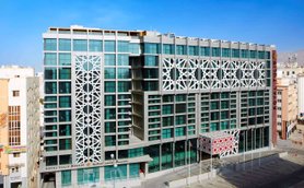 Moderne Außenansicht des Royal Tulip Muscat Hotels – Familienreise Oman