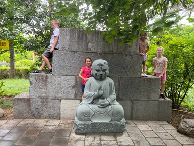 Kinder posieren fröhlich vor der berühmten Großen Wildganspagode in Xi’an – China Reise mit Kindern