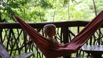 Kind genießt entspannte Zeit in Hängematte in der La Tigra Rainforest Lodge – Costa Rica Reise mit Kindern