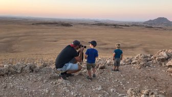 Ein Vater Fotografiert zusammen mit seinen Kindern - Namibia Rundreise mit Kindern