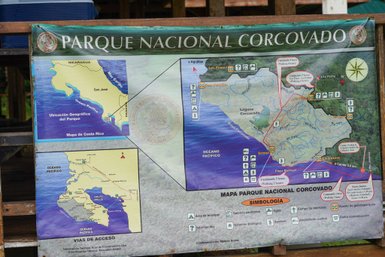 Informationsschild mit Parkkarte im Corcovado-Nationalpark – Costa Rica Familienreise