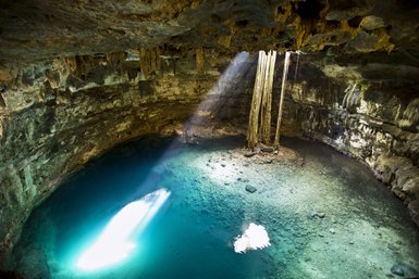 Tiefblaue Cenote umgeben von Natur an der Ruta de los Cenotes – Mexiko Reise mit Kindern