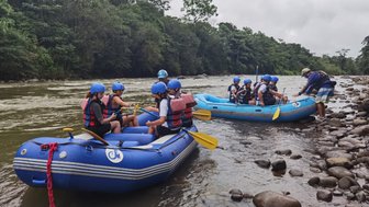 Jugendliche beim aufregenden Rafting auf Wildwasser – Costa Rica Familienreise