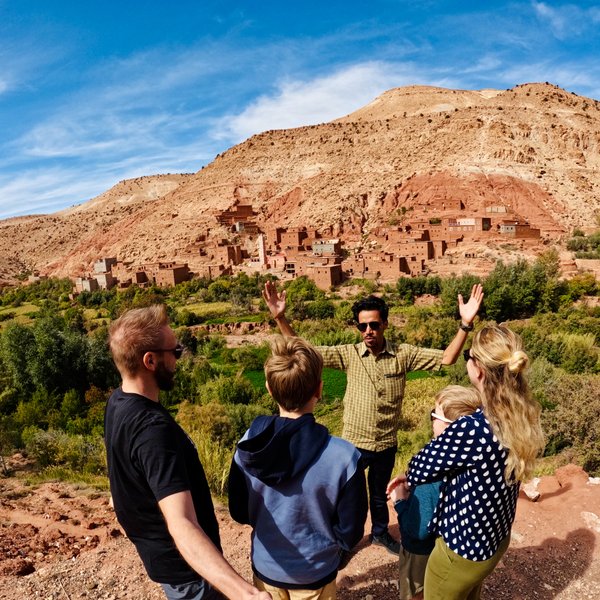 Familie erkundet die historische Lehmburg Aït Ben Haddou mit einem Guide – Familienreise nach Marokko