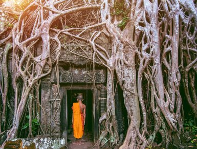 Junge Begegnung mit Mönch vor dem Ta Prohm Tempel – Kambodscha Familienreise