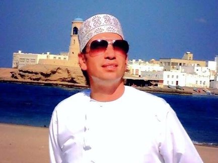 Reiseleiter steht am Strand und posiert für ein Foto im Oman – Oman Familienreise