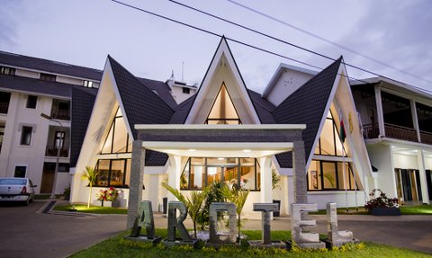 Das moderne Hotelgebäude mit markanten, spitzen Dächern und großen Fenstern strahlt einladende Atmosphäre aus.