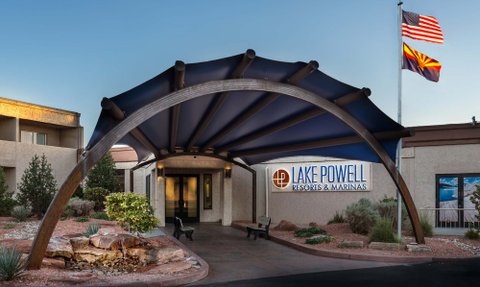 Der Eingangsbereich des Lake Powell Resorts zeigt ein modernes Vordach und eine einladende Landschaft mit Pflanzen.